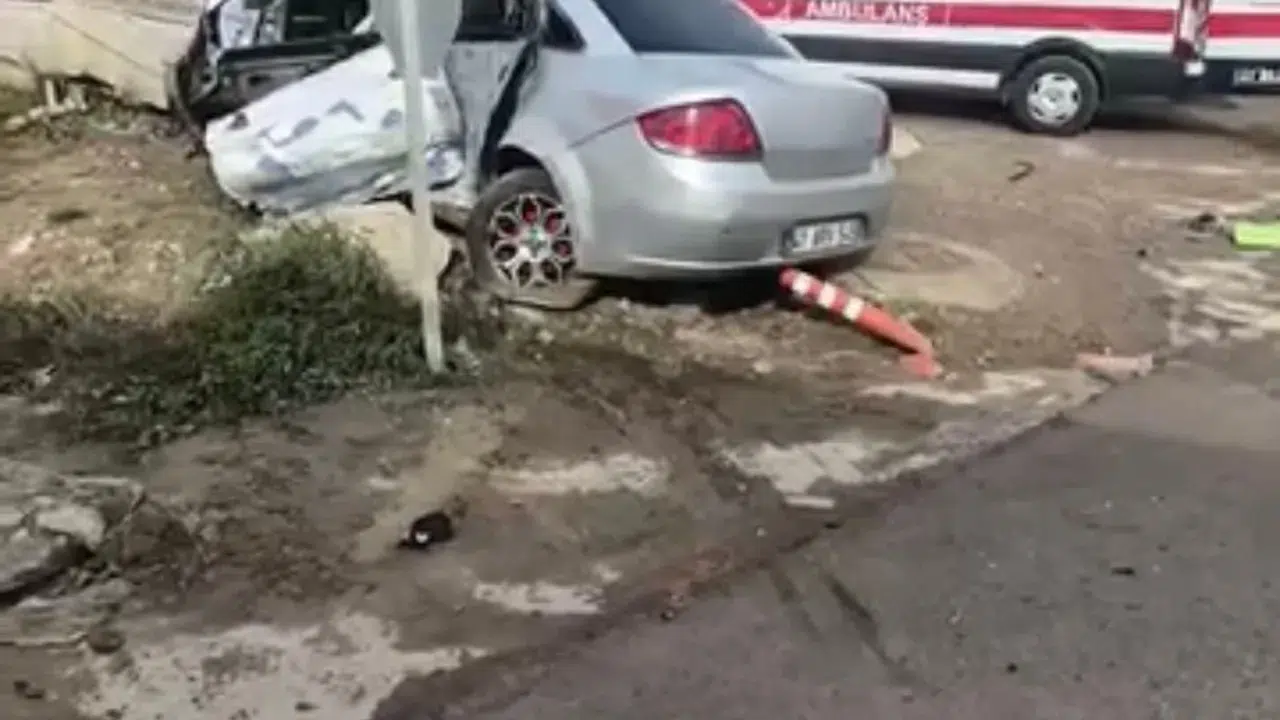Kocaeli İzmit'te kaza : Otomobil ile belediye otobüsü çarpıştı, 3 yaralı