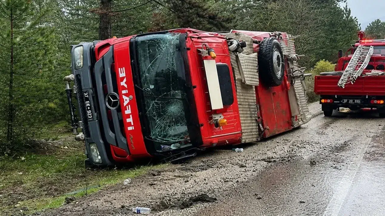 Kastamonu'da itfaiye aracı devrildi : Yangın ihbarına giden 3 itfaiye eri yaralandı