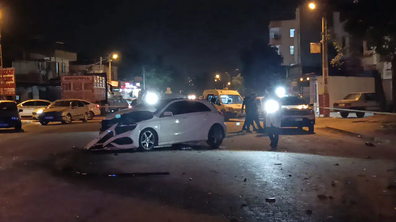 Adana'da 3 araçlı zincirleme kaza : 1 kişi hayatını kaybetti, 4 kişi yaralandı
