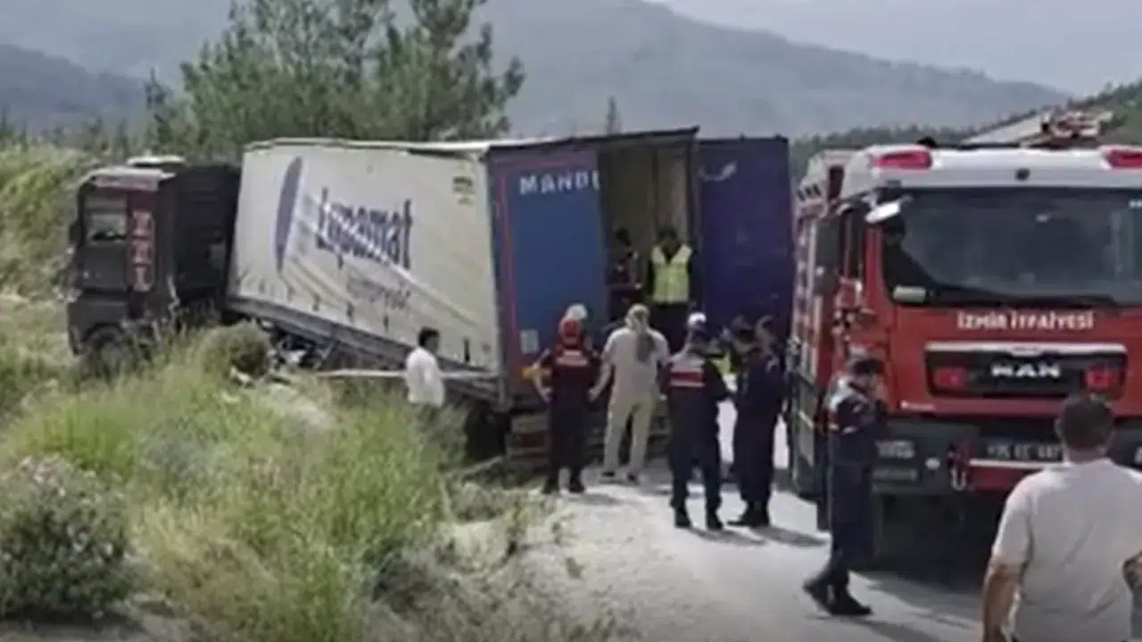 İzmir Tire'de tır kazası : Devrilen aracın altında kalan sürücü hayatını kaybetti