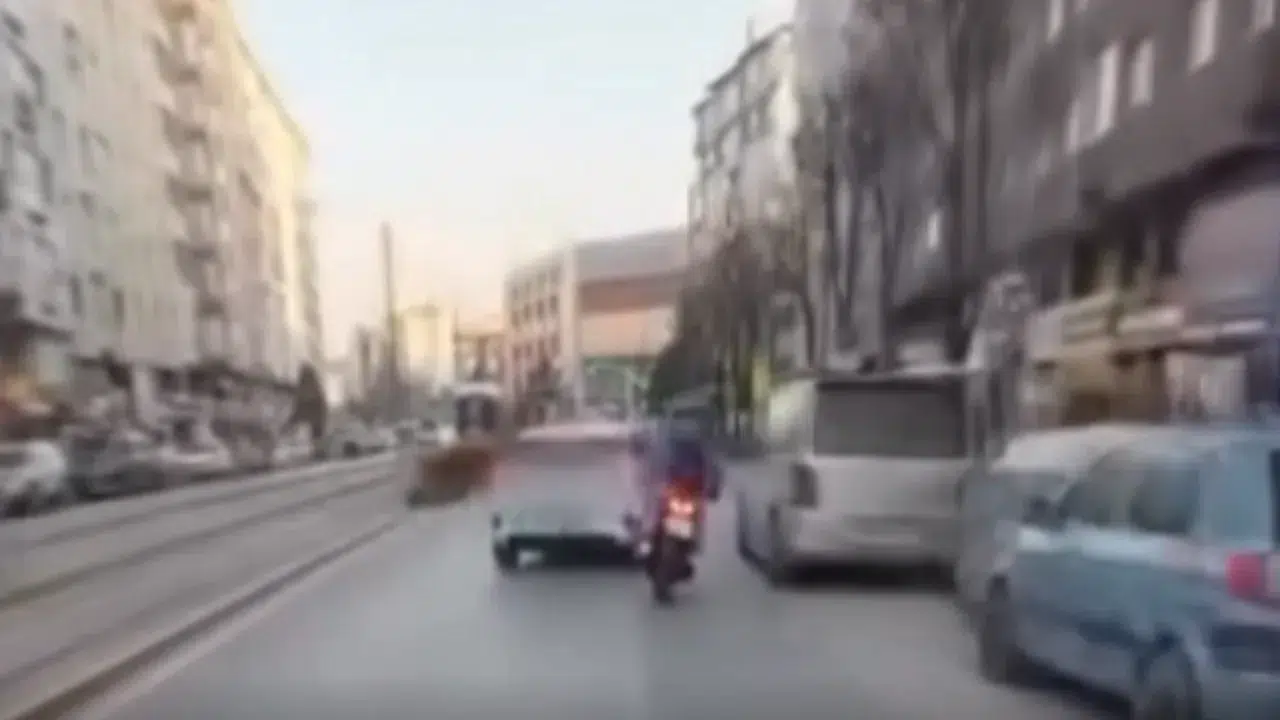 Eskişehir'de kaza anı kamerada : 'Kamera çekiyor mu?' dedi saniyeler sonra çarpıştı