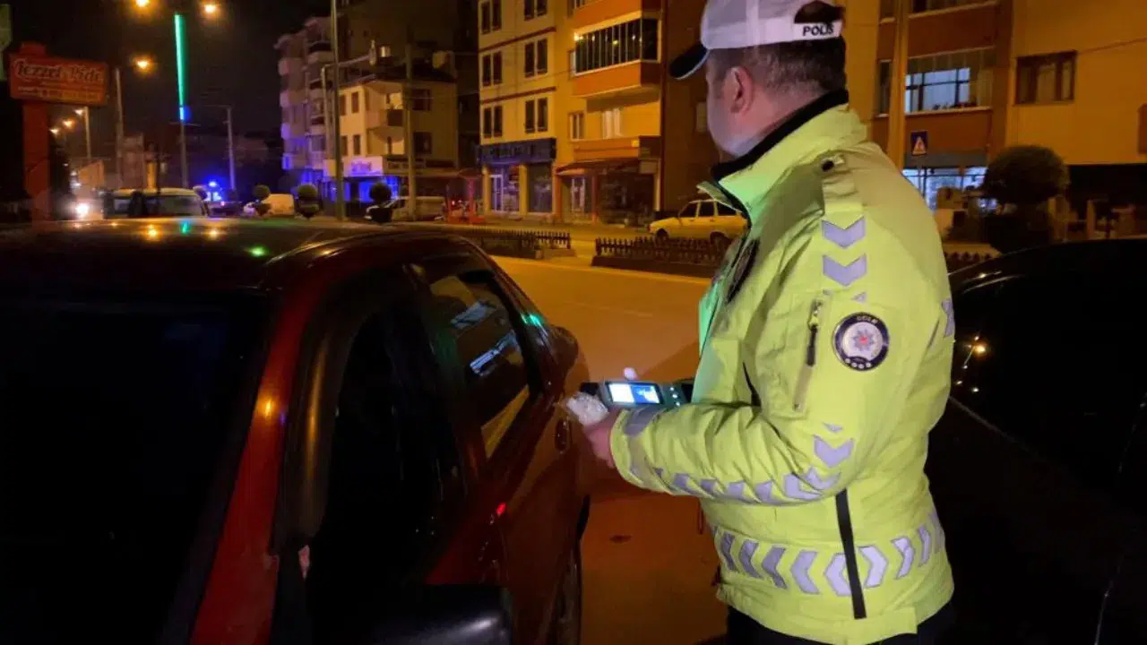 Bolu emniyetinden gece denetimi : Çok sayıda kural ihlali tespit edildi