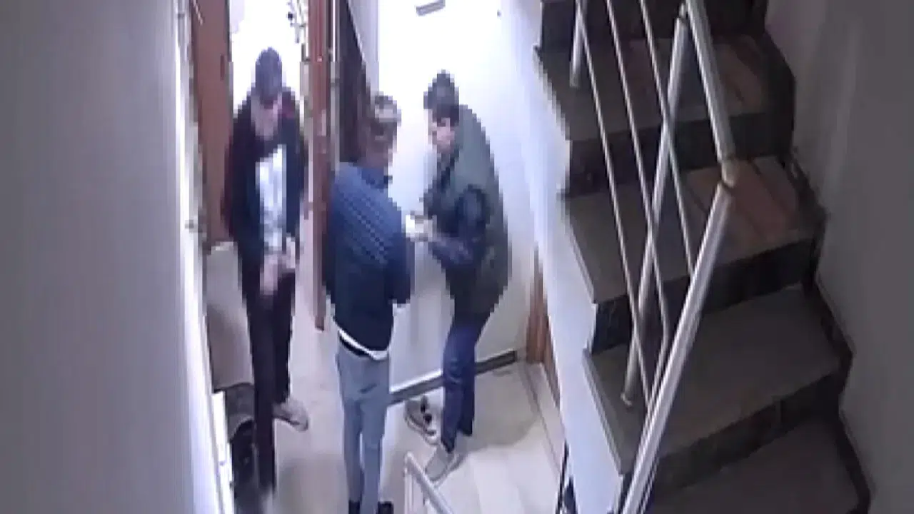 Esenyurt’ta boş binada uyuşturucu ticareti : Ayakkabıya saklayıp satarken yakalandılar