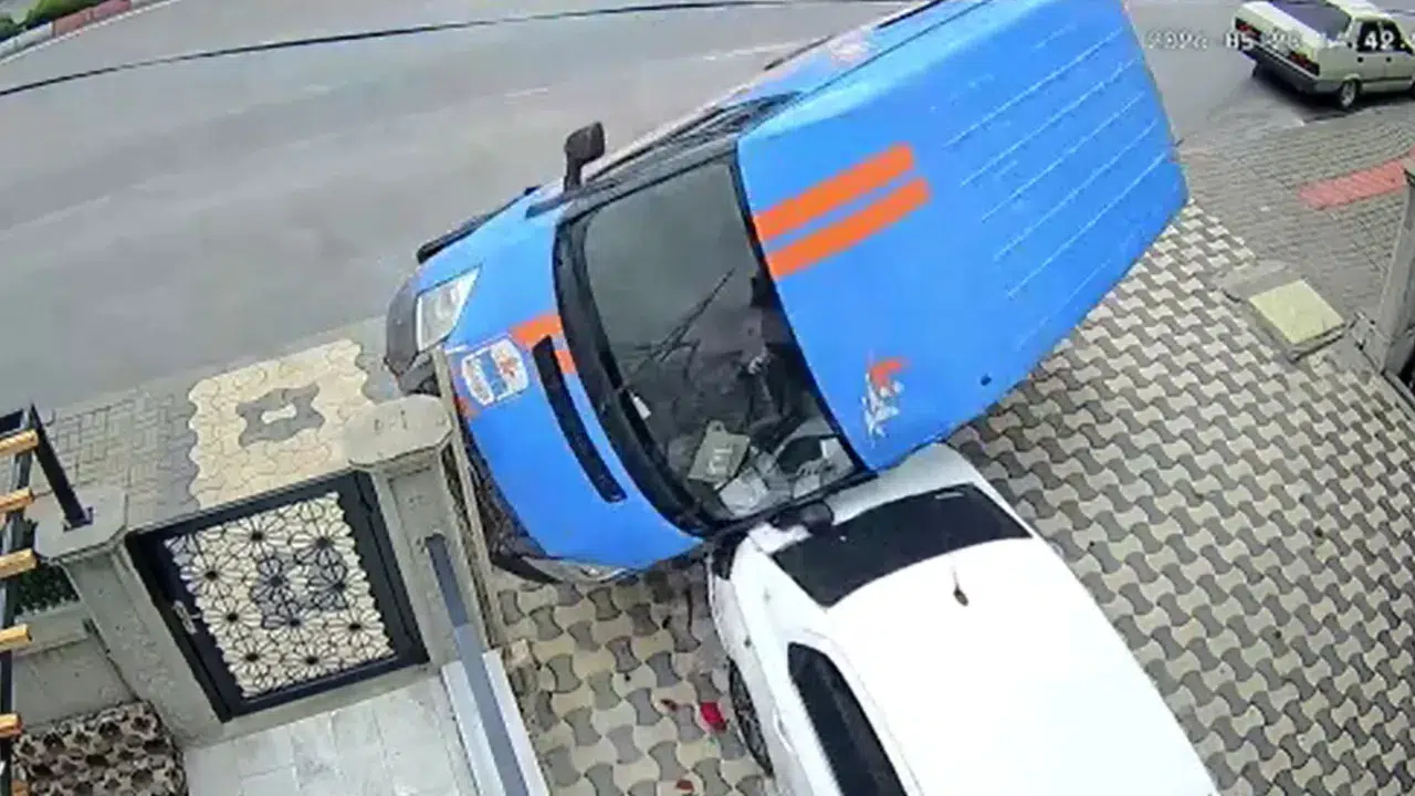 Karaman'da kargo minibüsü otomobilin üzerine devrildi : Yardıma motokurye koştu