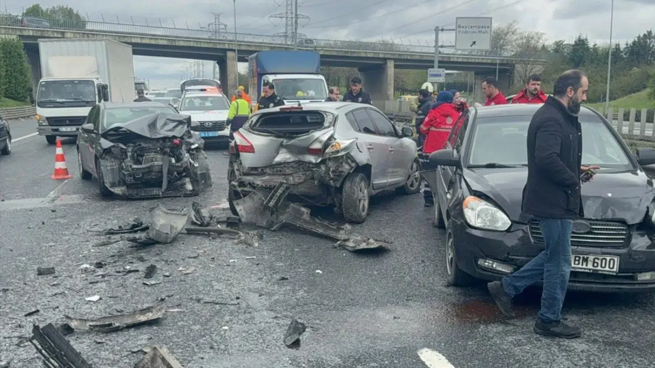 Esenler'de 4 araçlı zincirleme kaza : 1 sürücü yaralandı