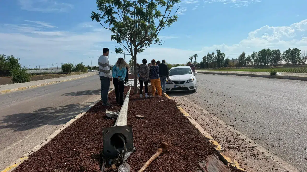 Antalya'da otomobil ve kamyonet çarpıştı, 7 kişi yaralandı