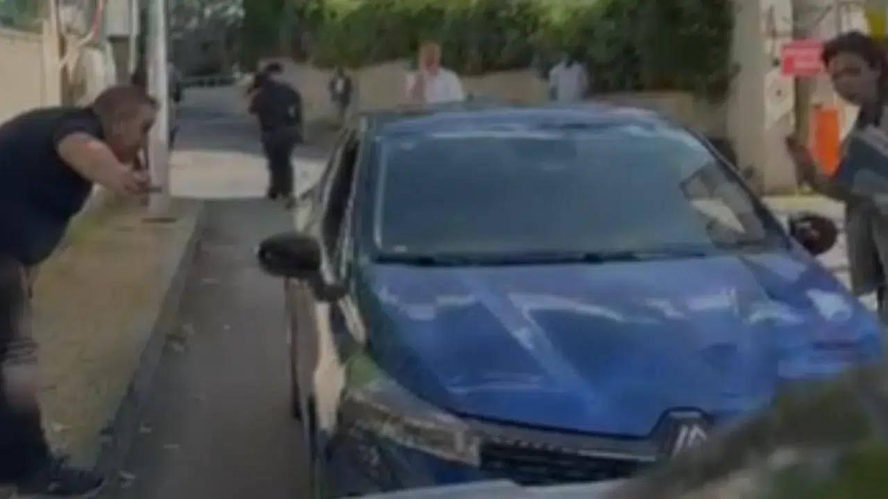 Kartal'da trafik krizi : Yolu kapatan kadın sürücü onlarca kişiyi mağdur etti