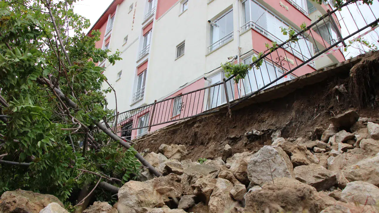 Amasya'da etkili olan yağışlar nedeniyle bir binanın istinat duvarı çöktü