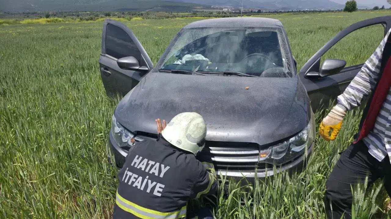 Hatay Hassa'da trafik kazası : Kontrolden çıkan otomobil tarlaya uçtu