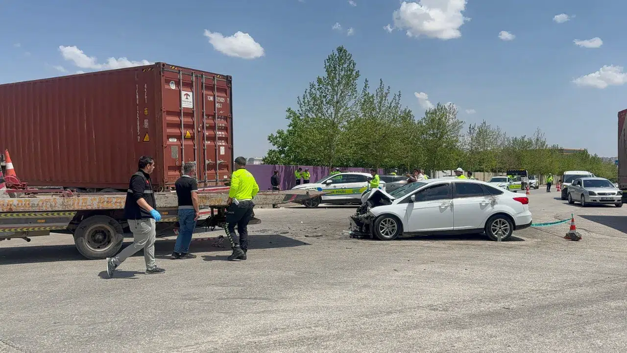 Gaziantep'te feci kaza : Otomobil tıra çarptı, 1 ölü, 4 yaralı