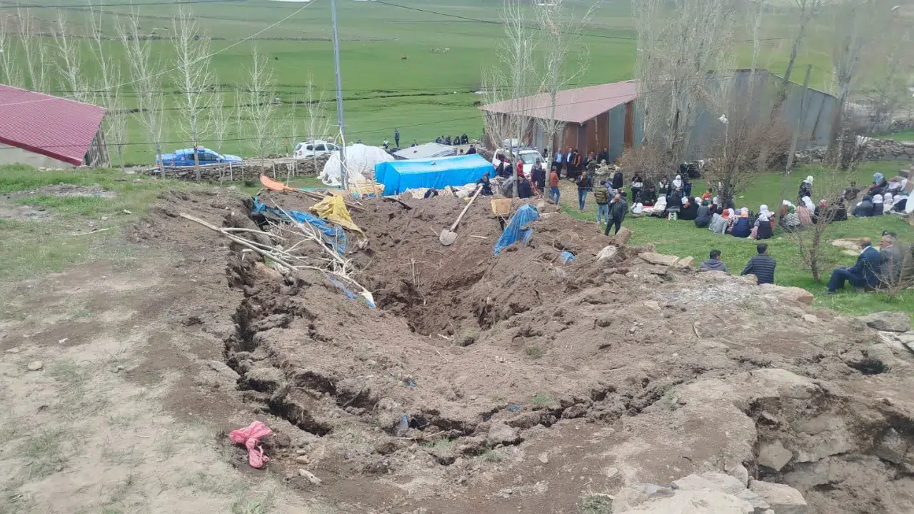 Erzurum Tekman'da ahır çöktü : Kadın hayatını kaybetti