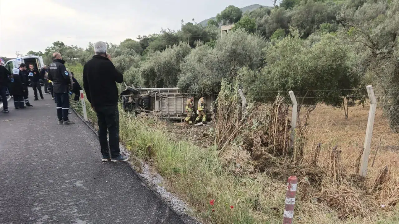 Manisa'da feci kaza : İşçi servisi tarlaya devrildi, 12 kişi yaralandı