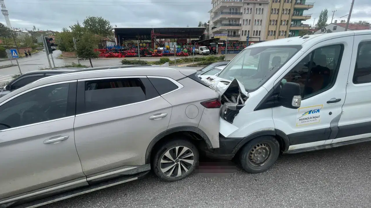 Çorum'da kaza : 3 araç çarpıştı, 2 kişi yaralandı