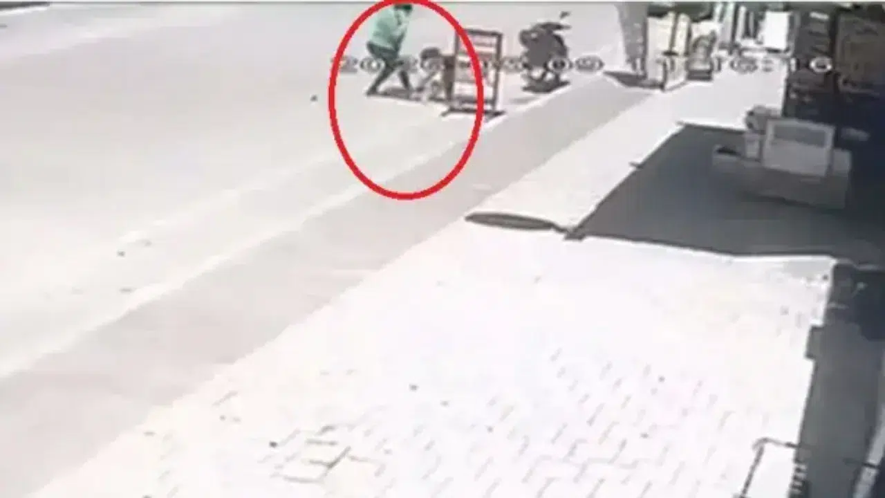 Adana’da sokak ortasında 2 yaşındaki çocuğunu tekmeledi