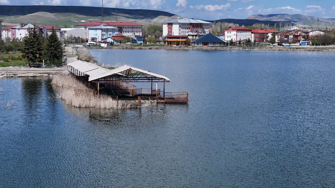 Sivas'ta kuruma noktasına gelen Ulaş Gölü doldu taştı