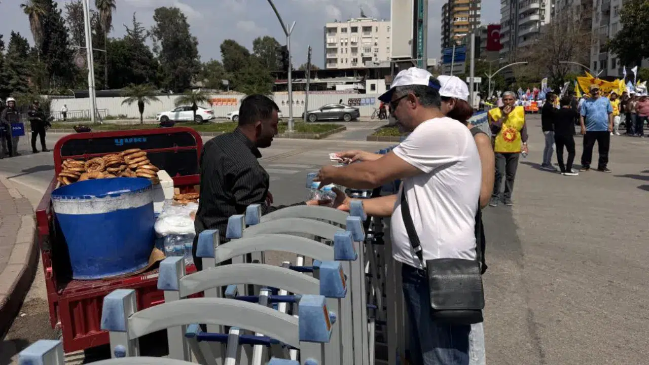 Adana'da simitçiler ve su satıcıları, bariyerlerin arkasında çalışmaya devam etti