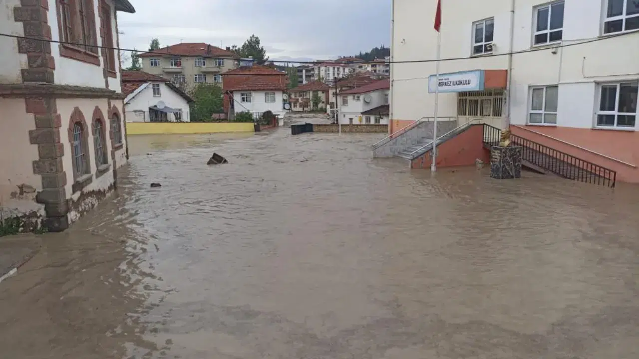 Samsun'da sağanak yağış çilesi : Hacı Osman Deresi taştı