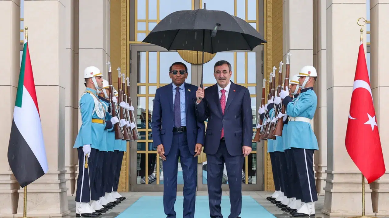 Cumhurbaşkanı Yardımcısı Yılmaz ile Sudan Başbakanı İdris bir arada