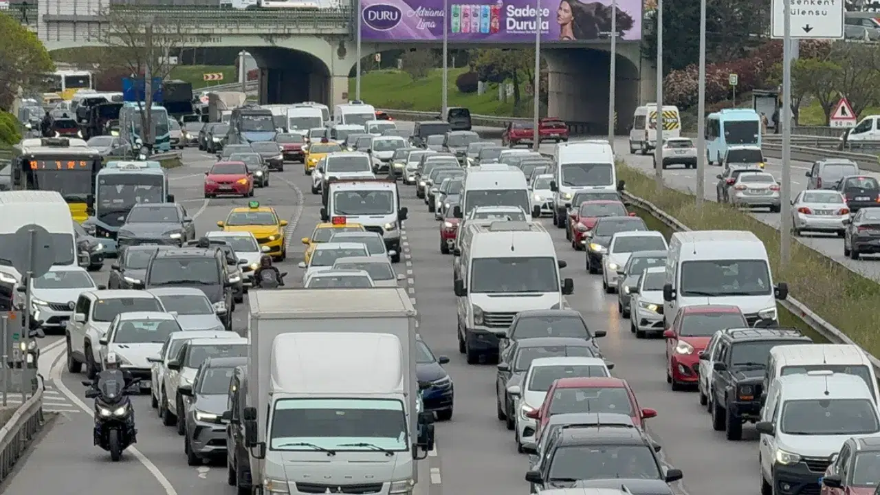 İstanbul'da haftanın ilk iş gününde trafik yoğunluğu yaşanıyor