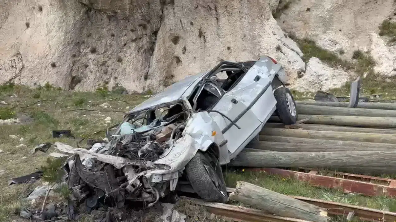 Bitlis'te otomobil 100 metrelik uçuruma uçtu : 1 ölü