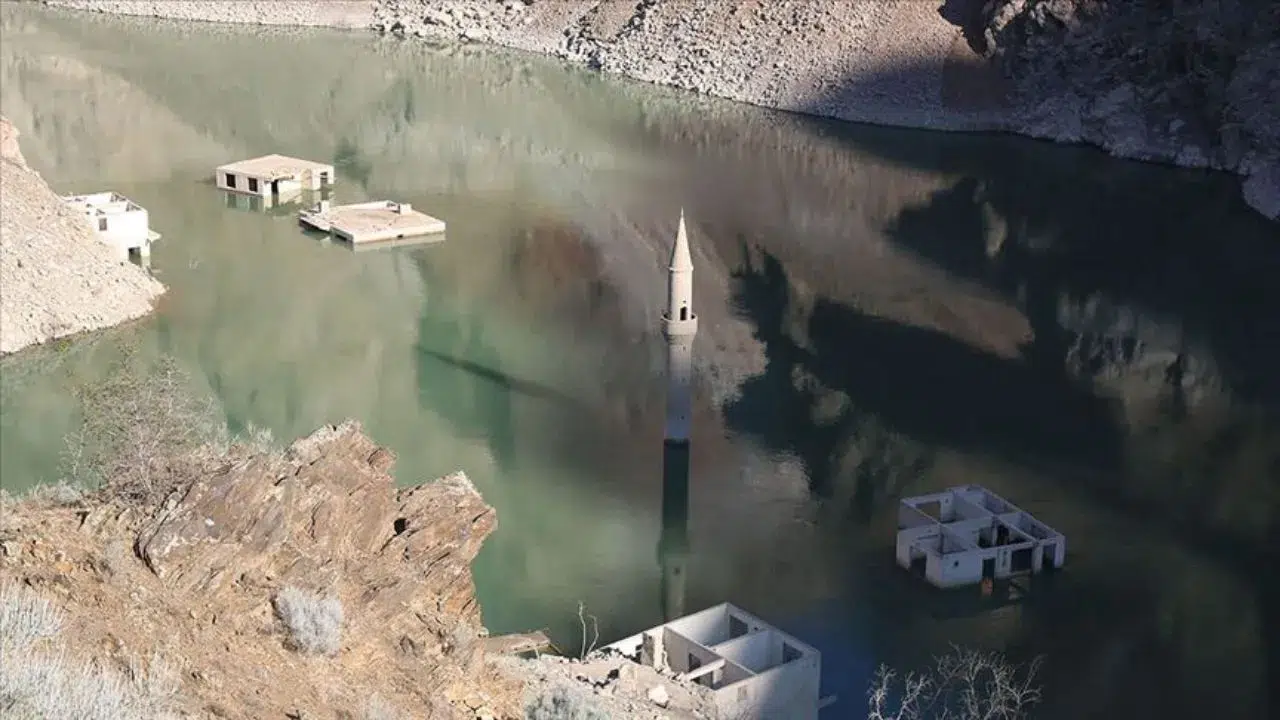 Karakurt Barajı taştı, köy yok oldu : Eski köyden sadece minare ucu görünüyor