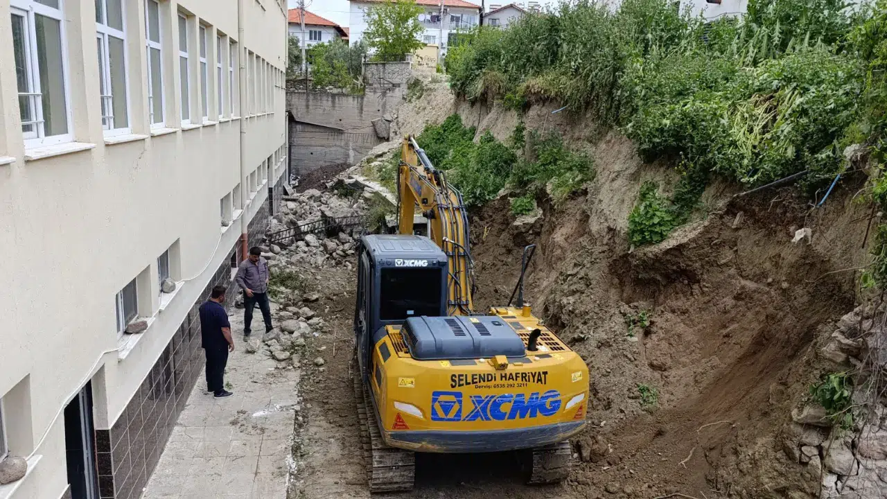 Manisa'da okul duvarı çöktü : Ekipler çalışmalara başladı
