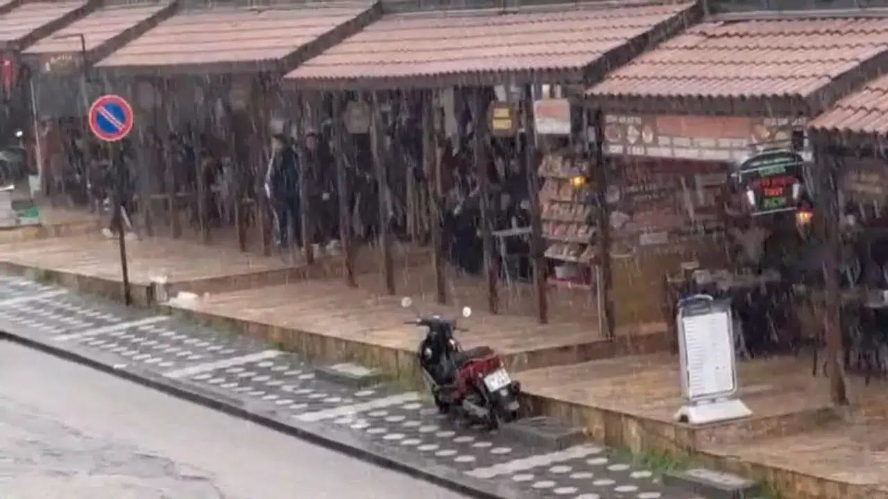 Bolu'da güneşli hava yerini sağanak yağışa bıraktı : Hava sıcaklığı 10 derece düştü