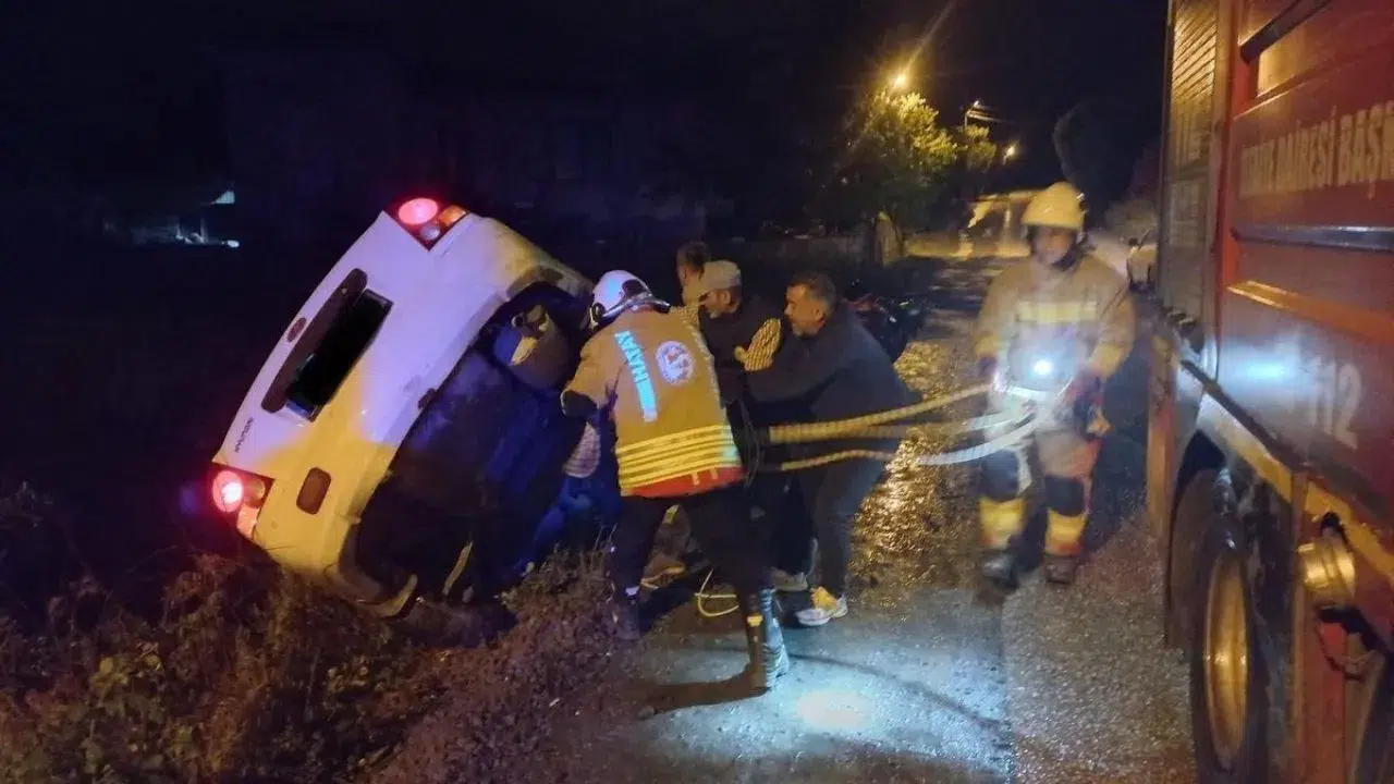 Hatay'da korkutan kaza : Şarampole devrilen otomobilin sürücüsü kurtarıldı