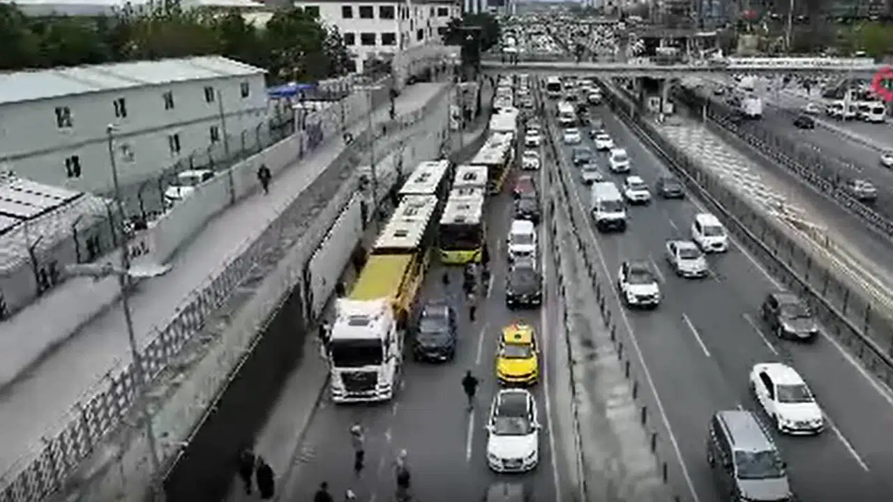 Bahçelievler'de İETT otobüsü arızalandı : Uzun araç kuyrukları oluştu