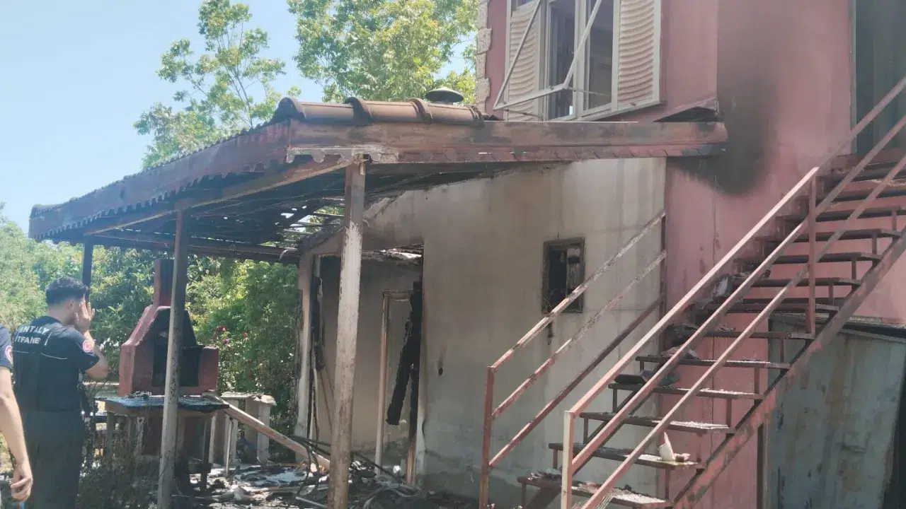 Manavgat'ta tarla içerisindeki evde yangın