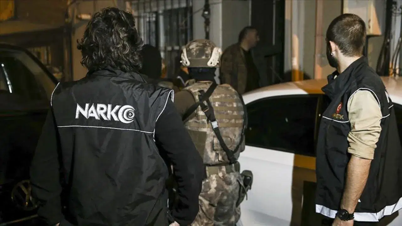 Bitlis'te yolcu otobüsünde şok operasyon : Mide ve bağırsağından 62 paket uyuşturucu çıktı