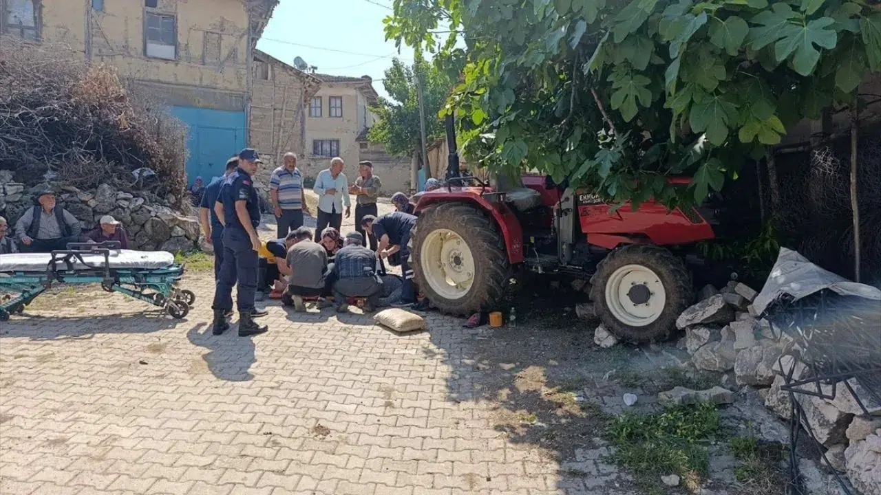 Bilecik'te seyir halindeki traktörden düşen sürücü hayatını 
