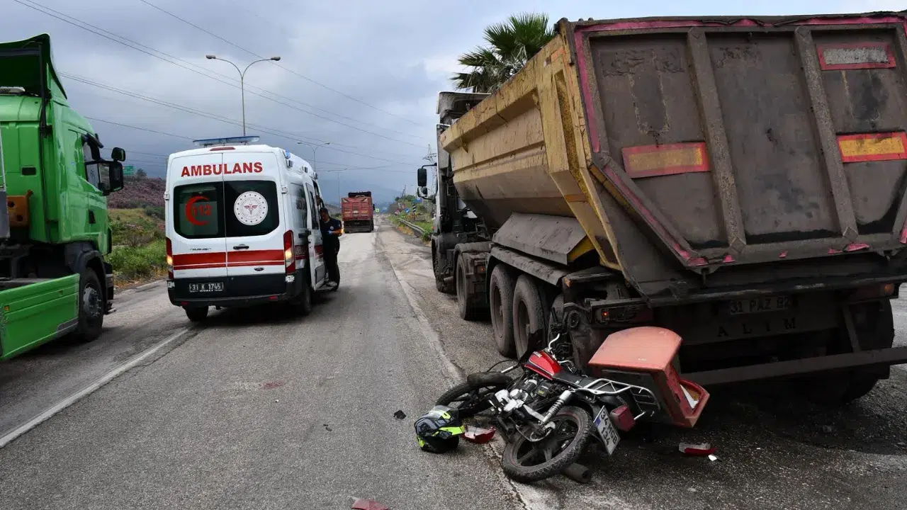 Hatay'da hafriyat kamyonuyla motosiklet çarpıştı, 