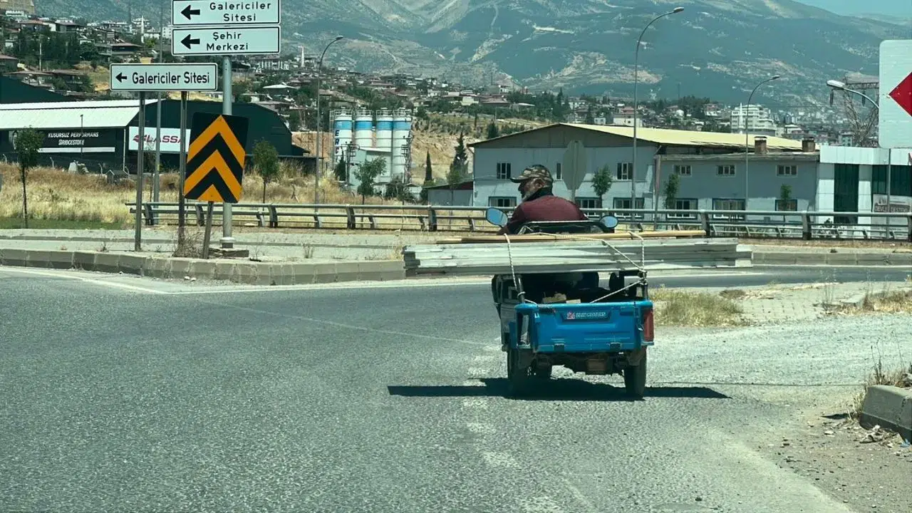 Kahramanmaraş’ta trafikte ilginç anlar : Motosikletli trafiği beklerken dans etti