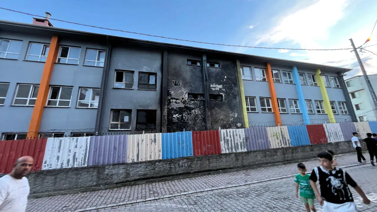 Esenyurt'ta ilkokulda yangın çıktı
