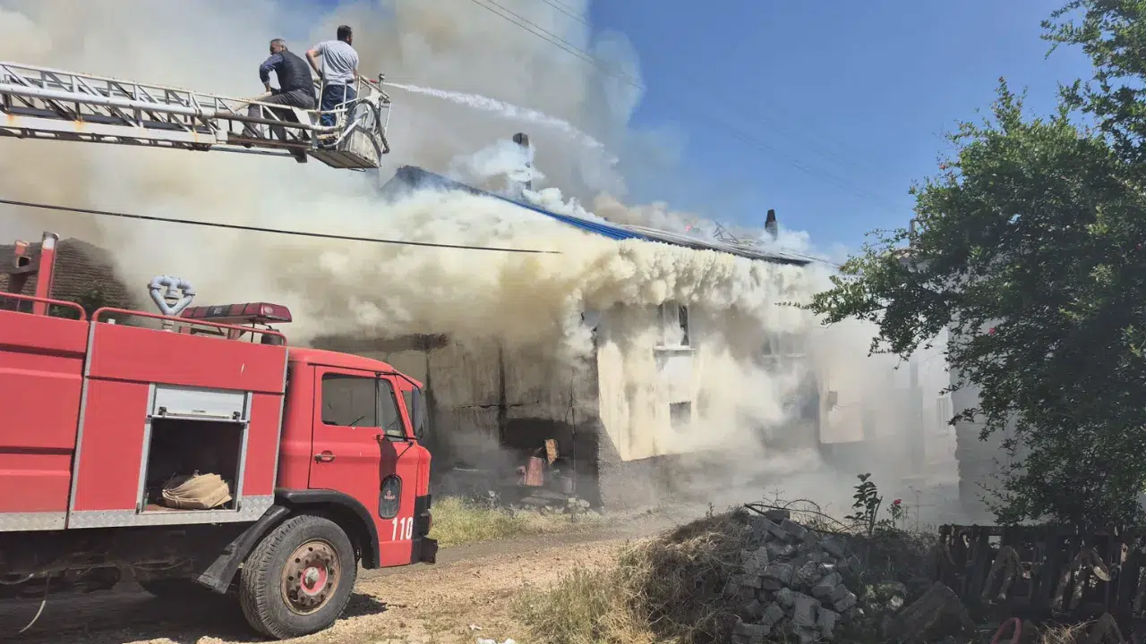 Kütahya Simav'da yangın : Ahşap ev kullanılamaz halde