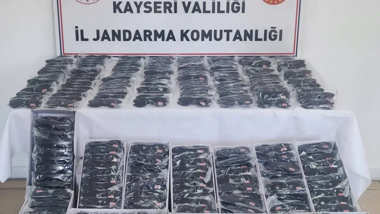 Kayseri'de 3 milyon TL'lik kaçak gözlükler ele geçirildi
