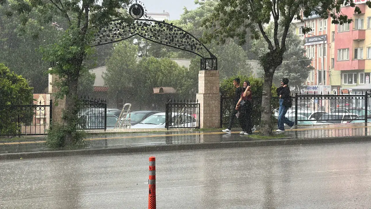 Burdur'da sağanak : Vatandaşlar zor anlar yaşadı