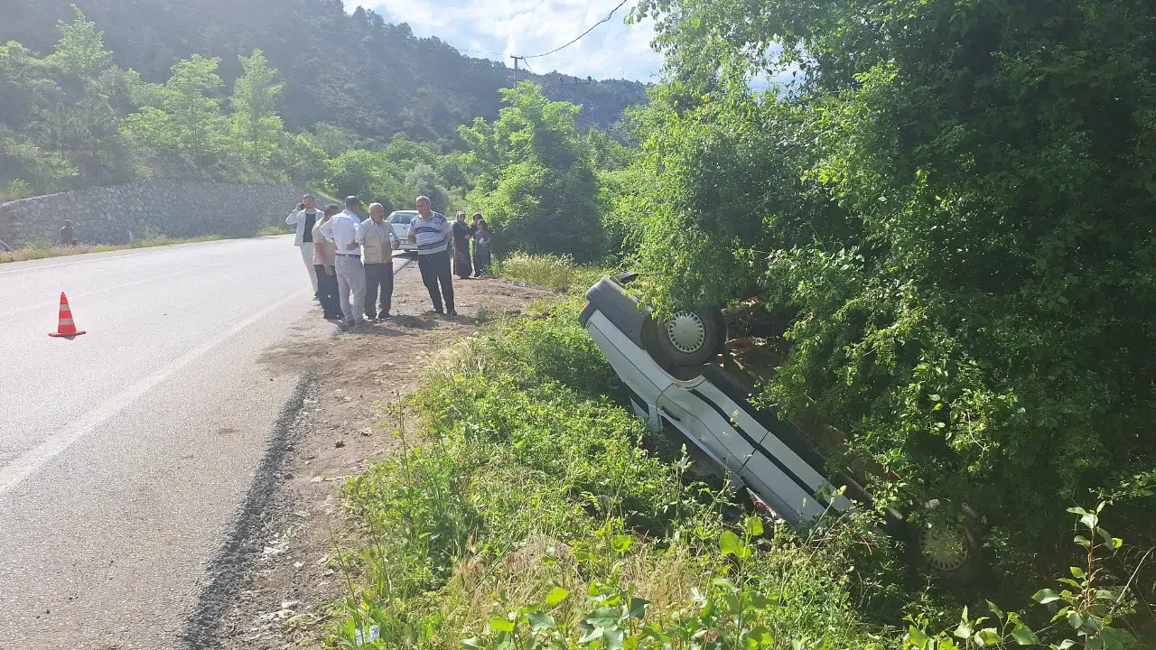 Çorum'da otomobil şarampole yuvarlandı, şans eseri yaralanan