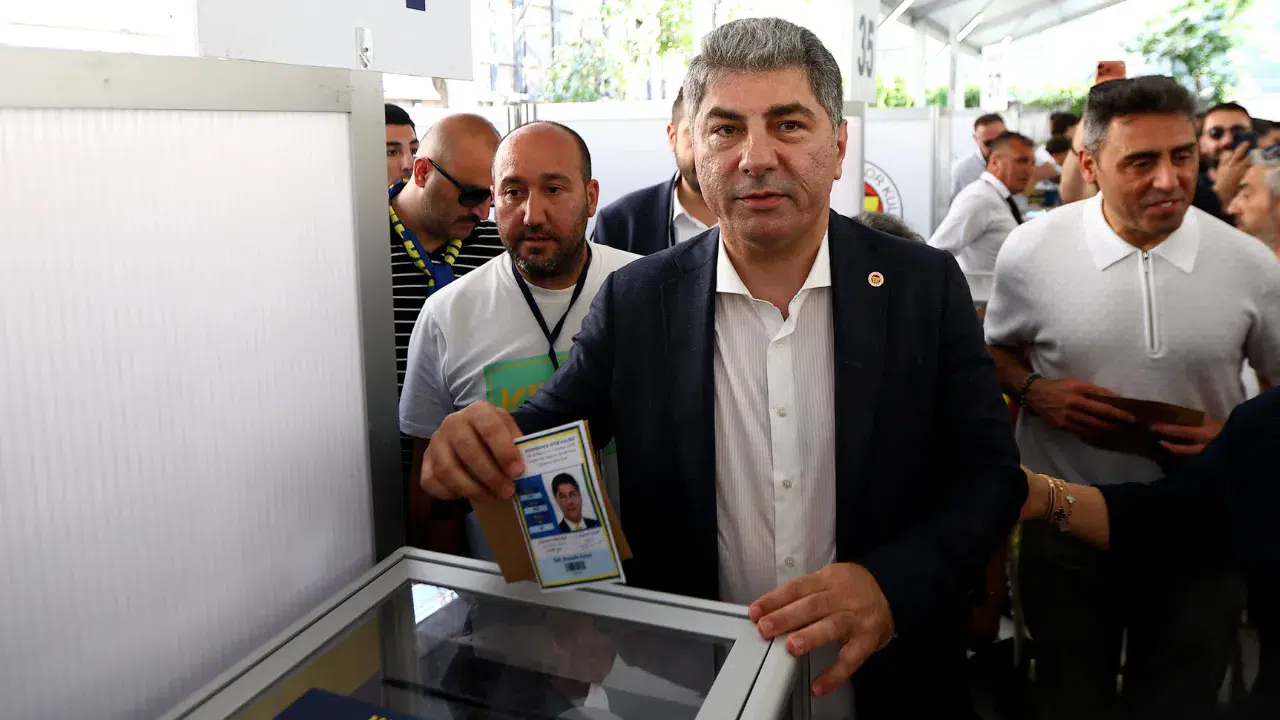 Fenerbahçe'de seçim sürüyor : Hakan Safi oyunu kullandı