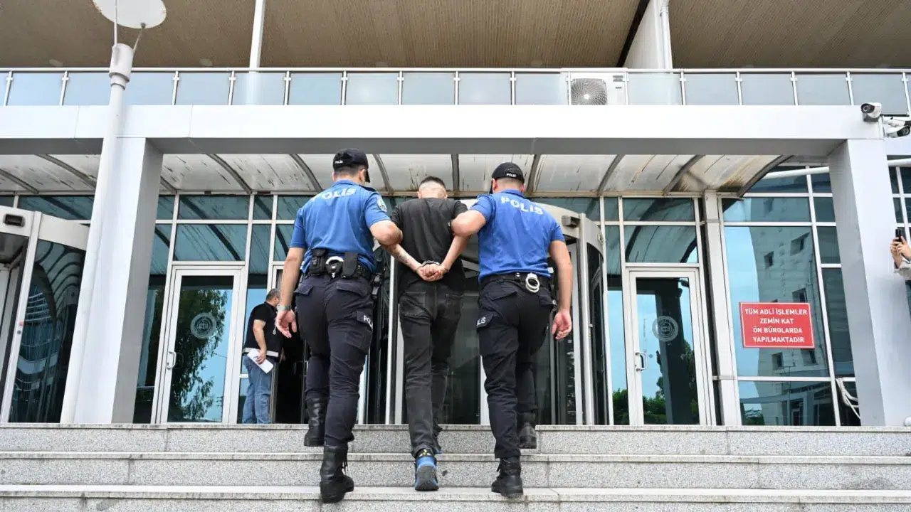 Kırmızı bültenle aranan hükümlü Çukurova Uluslararası Havalimanı'nda yakalandı