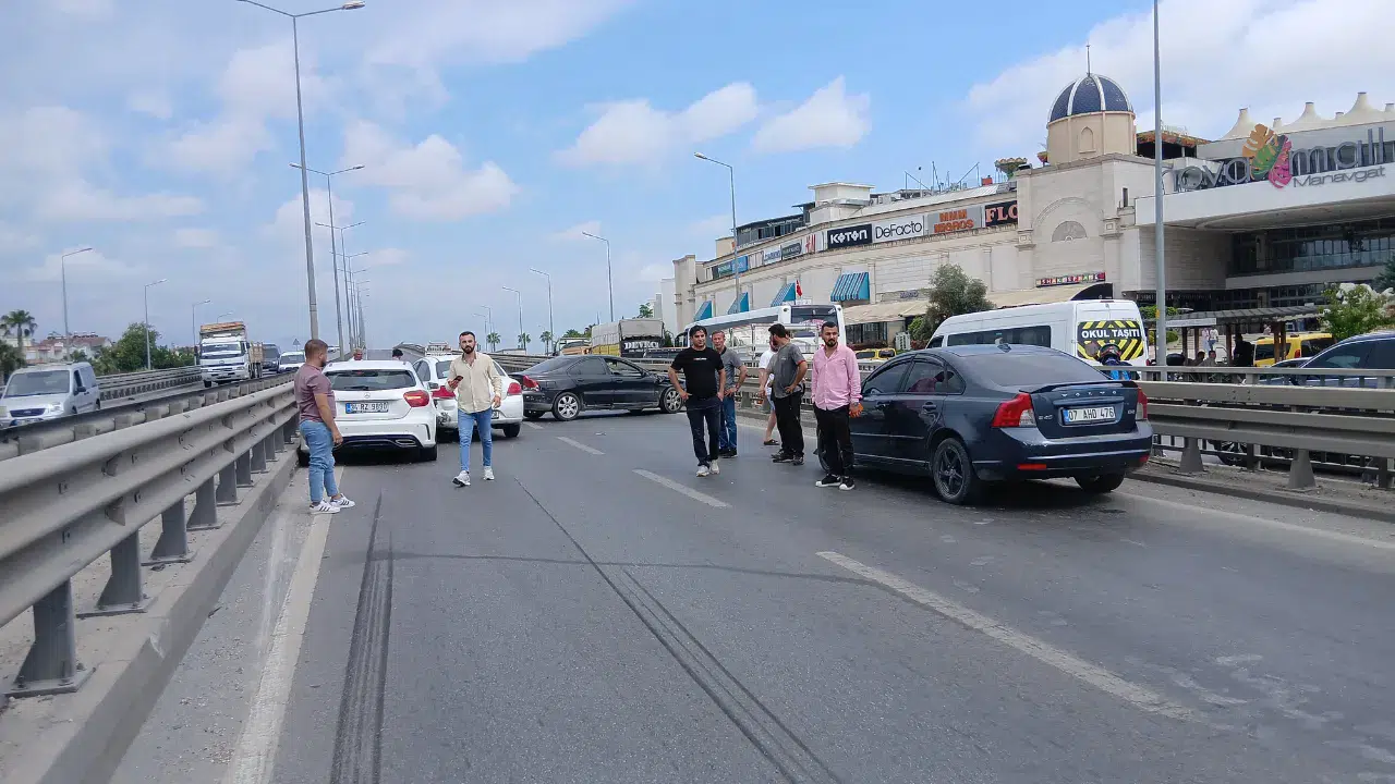 Antalya'da 4 araçlı zincirleme kaza meydana geldi