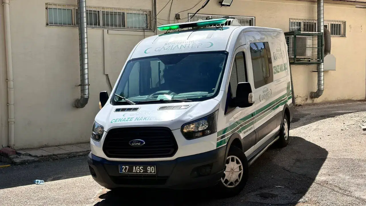Gaziantep'te motosiklet bariyerlere çarptı, sürücü yaşamını 
