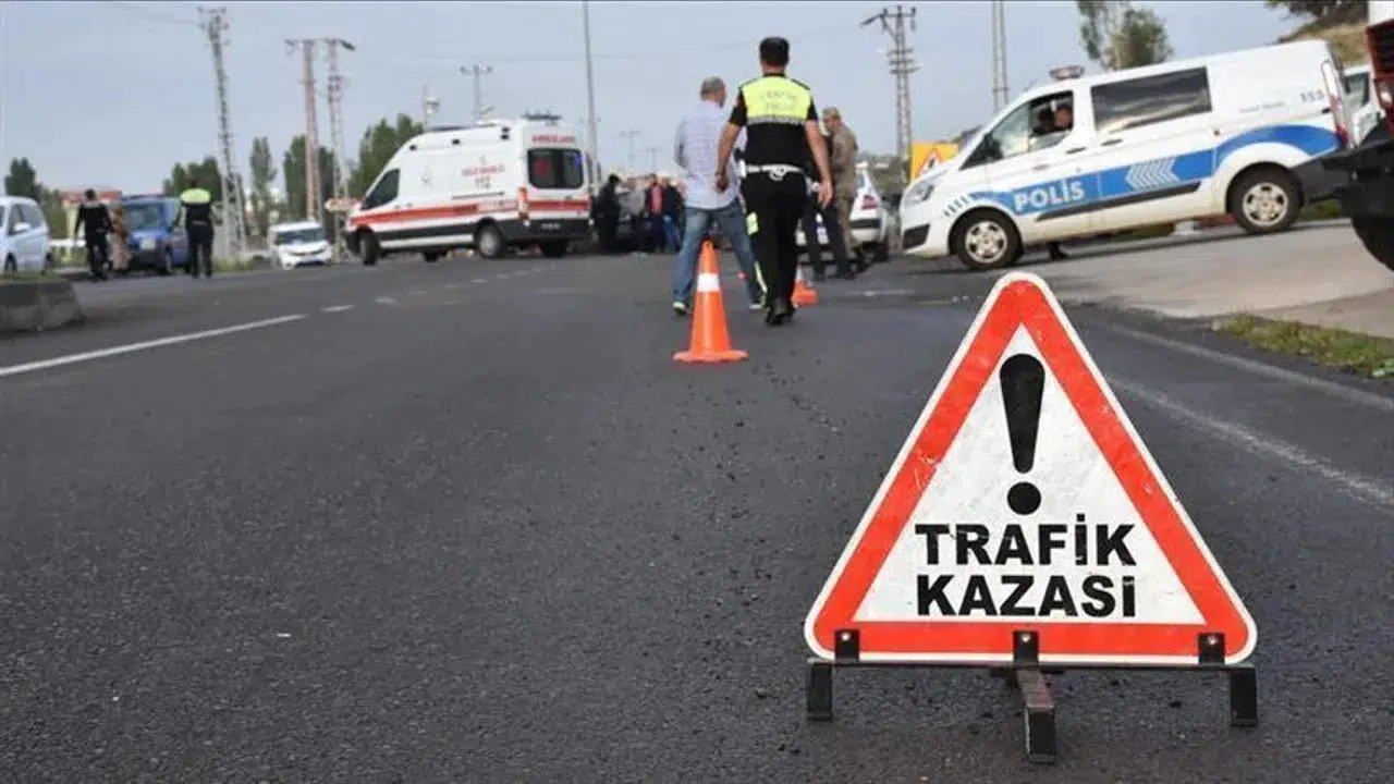 Isparta'da kontrolden çıkan tur minibüsü şarampole devrildi : 4 ölü, 16 yaralı