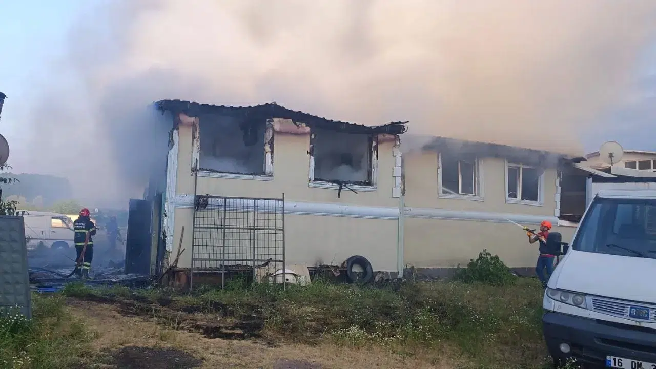 Sakarya'da alevler dakikalar içinde tüm evi sardı : Ahşap ev
