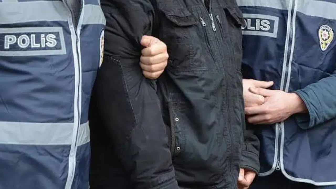 Fatih'te otobüste unutulan döviz dolu çantayı çalan yabancı 