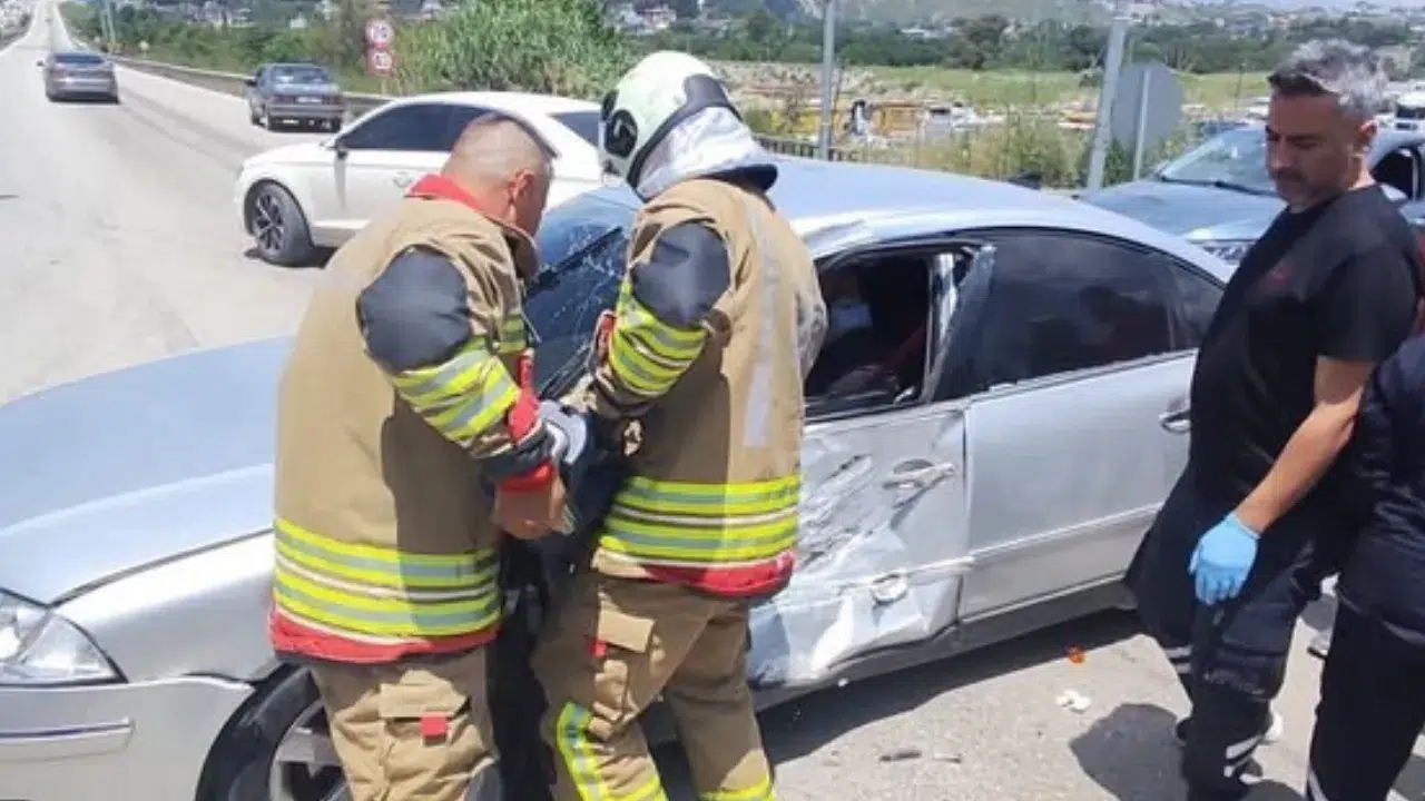 Hatay Defne'de kaza : Hafriyat kamyonu ile otomobil çarpıştı