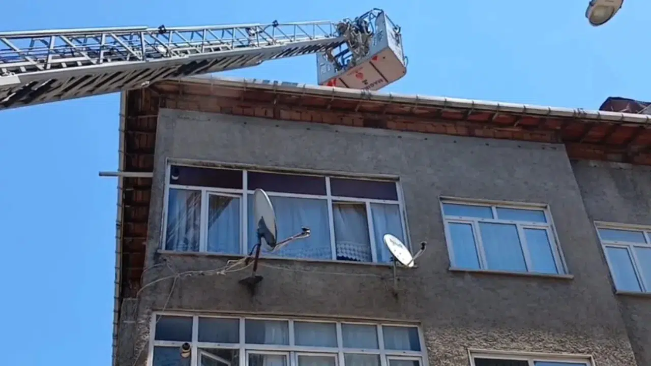 Sultangazi'de apartman çatısında yangın