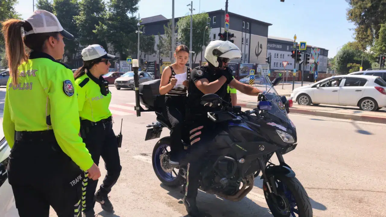 Bursa'da kimliğini unutan öğrenciyi trafik polisleri sınava yetiştirdi