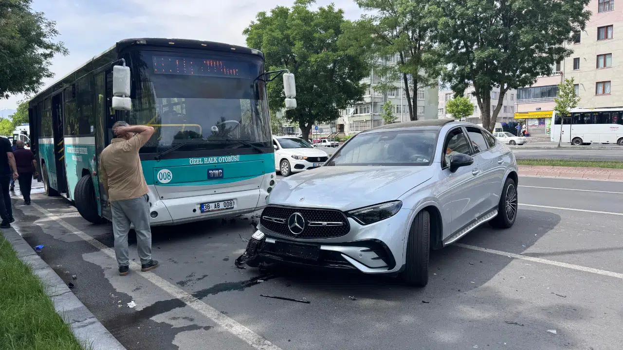 Kayseri'de otomobil ile özel halk otobüsü çarpıştı